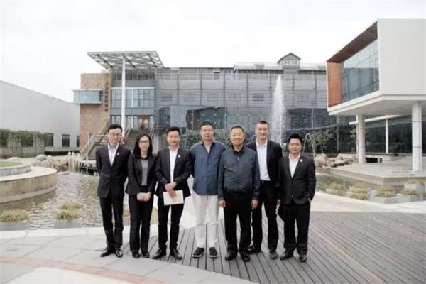 （左四：南星家居董事長徐偉先生，右三：中國林產(chǎn)工業(yè)資深專家（原中國林產(chǎn)工業(yè)協(xié)會會長）張森林先生）.jpg
