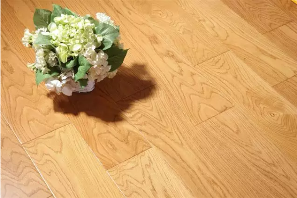 忙碌一天拖著疲憊的身軀回到家后，通過(guò)簡(jiǎn)單的一組瑜伽練習(xí)，可以快速緩解疲憊狀態(tài)，讓身心輕松起來(lái)。