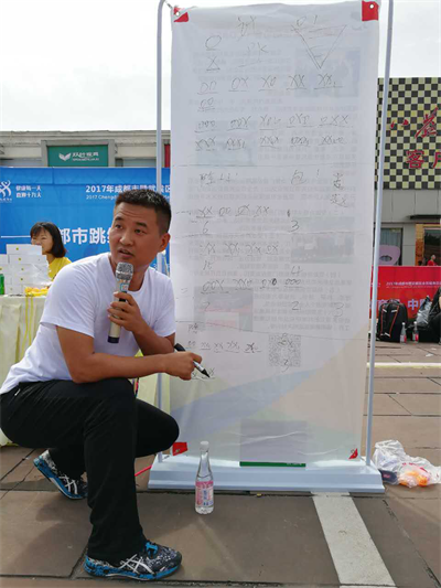 心跳不止！ 廣東“殺刀”高手成都秀繩技