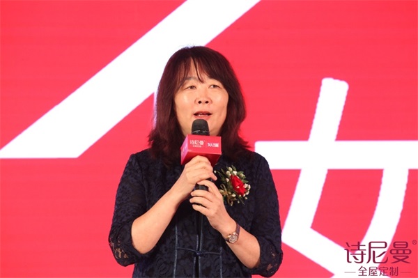 時尚女王海清助陣詩尼曼，女人當家玩轉百搭定制