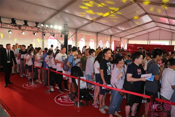 時尚女王海清助陣詩尼曼，女人當家玩轉百搭定制