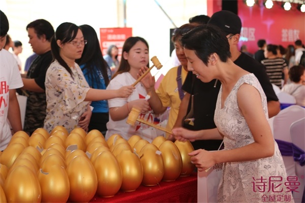 時尚女王海清助陣詩尼曼，女人當家玩轉百搭定制