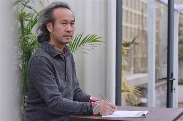 定制家居這點事：北美楓情藝術(shù)總監(jiān)吳偉說吳藍（之三） 慧心獨具定格藍彩的靈動 ——吳藍的藝術(shù)美學(xué) 法國畫家費爾南德曾說：“色彩是人類的一項基本需求，和水、火等自然元素一樣，與我們的生活密不可分。”我們的大腦皮層80%的活動是通過眼睛完成的。我們處理來自外部世界的大量信息都具有視覺性特征。 由此可見，色彩對我們的生活是多么的重要。而我將大家也包括我自己最鐘愛的藍色，運用到空間設(shè)計，它直接影響到了空間的情緒表達。一個空間，藍色和關(guān)系色彩一起，呈現(xiàn)出空間語言，空間的情緒和空間的美感體驗。結(jié)合我對生活的理解和設(shè)計，打造專屬于你的個性空間。“專屬”二字從何談起呢？ 一直以來，我都致力于手工擦色，摒棄工業(yè)化的量產(chǎn)和生搬硬套，最大程序還原變化中的藍，和其他色彩發(fā)生關(guān)系的藍，為每個空間量身定制屬于其獨特的藍色色彩關(guān)系空間。 自然之美，令人心曠神怡。大自然是最出色的設(shè)計師，隨意揮灑筆觸，或娟秀或曠達，其美是人工之技難以企及的。更何況是工業(yè)化量產(chǎn)之死物。為適應(yīng)不同的空間，最大程度還原自然之美，吳藍空間美學(xué)的“藍”，不是一個經(jīng)過幾次簡單調(diào)制就呈現(xiàn)出藝術(shù)效果的繪畫顏料或是家具油漆。她通過將不同純度與明度的藍，在木材、石材、紡織面料 、金屬等多種不同材質(zhì)載體上，反復(fù)施加特殊工藝，同時通過把控各種材料和色彩反應(yīng)變化的過程，最終呈現(xiàn)出的一種具有極致視覺表現(xiàn)力與感染力的色彩美學(xué)形態(tài)。 一組關(guān)系色彩，同時服務(wù)于一個主題，呈現(xiàn)一種關(guān)系空間，無論是底色還是點睛，都最大程度的和周圍色彩和平共處，構(gòu)成一個和諧統(tǒng)一的整體美學(xué)空間。當(dāng)然這靠機器實現(xiàn)不了，不可復(fù)制，沒有標準，這種關(guān)系藍的靈動是難以捉摸的，我只有在擦拭過程的一遍遍努力中，去慢慢揣摩，尋覓，撥云見日般的去還原其美。 我經(jīng)常會和同事一起，在北美楓情木家居500多平米的色彩創(chuàng)意工坊擦色打樣。工作臺上鋪陳著各種純度、明度不同的藍，很多的色樣都被否決了，只留下一小部分比較接近的藍色，真可謂百里挑一。如果小樣顏色比較符合我心目中的色彩，我會繼續(xù)在上面進行二次創(chuàng)作，力爭更加的真實、自然：仔細的擦拭，調(diào)色，做舊。慢慢的，色板上面出現(xiàn)了層次漸變的藍。打樣做色板，還只是我們吳藍美學(xué)空間創(chuàng)作的第一步，每塊色板都是反復(fù)經(jīng)過手工打造，雖說是定制產(chǎn)品，卻絲毫不亞于藝術(shù)作品的創(chuàng)作。每一個關(guān)系藍的把控，都是非常難以捉摸的，只有一遍遍的靠深厚美學(xué)底蘊和材質(zhì)特性的經(jīng)驗把控才能把心目中的那抹藍變?yōu)楝F(xiàn)實，變?yōu)閰撬{空間體系的靈魂。 其實“吳藍”定格的不僅僅是藍彩的靈動，更加定格的是一種詩意的存在。 西方“詩學(xué)（Poetics）”是“創(chuàng)造”的代名詞，“吳藍”空間美學(xué)正是這種經(jīng)過深厚藝術(shù)底蘊加工，豐富個人經(jīng)歷沉淀下來的深思嚴謹?shù)脑妼W(xué)創(chuàng)造，通過這樣詩意的空間最大程度激發(fā)消費者的生產(chǎn)力。這是吳藍空間美學(xué)所賦予商品的延生價值，帶給消費者物超所值的體驗感，無與倫比的自然美感。 中國的詩意卻是體現(xiàn)在情景空間的想象，我創(chuàng)作的吳藍空間，并不因循守舊，勇于去打破傳統(tǒng)。打個比方，我運用人字拼和層次漸變的藍，間或點綴以紅色，表現(xiàn)出“日出江花紅勝火，春來江水綠如藍”的詩學(xué)意境。這樣的靈動詩意，正是吳藍美學(xué)空間的靈魂所在，因為一抹藍的靈動，在色彩間雀躍，邀請您來到吳藍空間，一起點亮生活的詩意。 吳藍空間不僅僅只是藍色關(guān)系色彩的運用，更是經(jīng)過深厚藝術(shù)底蘊加工，豐富個人經(jīng)歷沉淀下來的厚積薄發(fā)，通過手工擦色、反復(fù)調(diào)整，定格出那抹藍色的靈動和詩意。