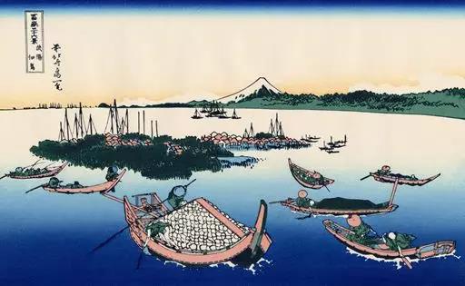定制家居這點事：北美楓情藝術(shù)總監(jiān)吳偉說吳藍（之三） 慧心獨具定格藍彩的靈動 ——吳藍的藝術(shù)美學(xué) 法國畫家費爾南德曾說：“色彩是人類的一項基本需求，和水、火等自然元素一樣，與我們的生活密不可分。”我們的大腦皮層80%的活動是通過眼睛完成的。我們處理來自外部世界的大量信息都具有視覺性特征。 由此可見，色彩對我們的生活是多么的重要。而我將大家也包括我自己最鐘愛的藍色，運用到空間設(shè)計，它直接影響到了空間的情緒表達。一個空間，藍色和關(guān)系色彩一起，呈現(xiàn)出空間語言，空間的情緒和空間的美感體驗。結(jié)合我對生活的理解和設(shè)計，打造專屬于你的個性空間。“專屬”二字從何談起呢？ 一直以來，我都致力于手工擦色，摒棄工業(yè)化的量產(chǎn)和生搬硬套，最大程序還原變化中的藍，和其他色彩發(fā)生關(guān)系的藍，為每個空間量身定制屬于其獨特的藍色色彩關(guān)系空間。 自然之美，令人心曠神怡。大自然是最出色的設(shè)計師，隨意揮灑筆觸，或娟秀或曠達，其美是人工之技難以企及的。更何況是工業(yè)化量產(chǎn)之死物。為適應(yīng)不同的空間，最大程度還原自然之美，吳藍空間美學(xué)的“藍”，不是一個經(jīng)過幾次簡單調(diào)制就呈現(xiàn)出藝術(shù)效果的繪畫顏料或是家具油漆。她通過將不同純度與明度的藍，在木材、石材、紡織面料 、金屬等多種不同材質(zhì)載體上，反復(fù)施加特殊工藝，同時通過把控各種材料和色彩反應(yīng)變化的過程，最終呈現(xiàn)出的一種具有極致視覺表現(xiàn)力與感染力的色彩美學(xué)形態(tài)。 一組關(guān)系色彩，同時服務(wù)于一個主題，呈現(xiàn)一種關(guān)系空間，無論是底色還是點睛，都最大程度的和周圍色彩和平共處，構(gòu)成一個和諧統(tǒng)一的整體美學(xué)空間。當(dāng)然這靠機器實現(xiàn)不了，不可復(fù)制，沒有標準，這種關(guān)系藍的靈動是難以捉摸的，我只有在擦拭過程的一遍遍努力中，去慢慢揣摩，尋覓，撥云見日般的去還原其美。 我經(jīng)常會和同事一起，在北美楓情木家居500多平米的色彩創(chuàng)意工坊擦色打樣。工作臺上鋪陳著各種純度、明度不同的藍，很多的色樣都被否決了，只留下一小部分比較接近的藍色，真可謂百里挑一。如果小樣顏色比較符合我心目中的色彩，我會繼續(xù)在上面進行二次創(chuàng)作，力爭更加的真實、自然：仔細的擦拭，調(diào)色，做舊。慢慢的，色板上面出現(xiàn)了層次漸變的藍。打樣做色板，還只是我們吳藍美學(xué)空間創(chuàng)作的第一步，每塊色板都是反復(fù)經(jīng)過手工打造，雖說是定制產(chǎn)品，卻絲毫不亞于藝術(shù)作品的創(chuàng)作。每一個關(guān)系藍的把控，都是非常難以捉摸的，只有一遍遍的靠深厚美學(xué)底蘊和材質(zhì)特性的經(jīng)驗把控才能把心目中的那抹藍變?yōu)楝F(xiàn)實，變?yōu)閰撬{空間體系的靈魂。 其實“吳藍”定格的不僅僅是藍彩的靈動，更加定格的是一種詩意的存在。 西方“詩學(xué)（Poetics）”是“創(chuàng)造”的代名詞，“吳藍”空間美學(xué)正是這種經(jīng)過深厚藝術(shù)底蘊加工，豐富個人經(jīng)歷沉淀下來的深思嚴謹?shù)脑妼W(xué)創(chuàng)造，通過這樣詩意的空間最大程度激發(fā)消費者的生產(chǎn)力。這是吳藍空間美學(xué)所賦予商品的延生價值，帶給消費者物超所值的體驗感，無與倫比的自然美感。 中國的詩意卻是體現(xiàn)在情景空間的想象，我創(chuàng)作的吳藍空間，并不因循守舊，勇于去打破傳統(tǒng)。打個比方，我運用人字拼和層次漸變的藍，間或點綴以紅色，表現(xiàn)出“日出江花紅勝火，春來江水綠如藍”的詩學(xué)意境。這樣的靈動詩意，正是吳藍美學(xué)空間的靈魂所在，因為一抹藍的靈動，在色彩間雀躍，邀請您來到吳藍空間，一起點亮生活的詩意。 吳藍空間不僅僅只是藍色關(guān)系色彩的運用，更是經(jīng)過深厚藝術(shù)底蘊加工，豐富個人經(jīng)歷沉淀下來的厚積薄發(fā)，通過手工擦色、反復(fù)調(diào)整，定格出那抹藍色的靈動和詩意。