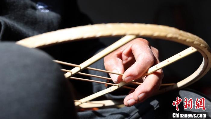 鳥籠藝人侯學文正在用竹條制作鳥籠。　巨野融媒中心供圖