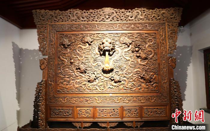 圖為青海永錄民俗博物館內珍藏的中式家具?！⊙Φ?攝