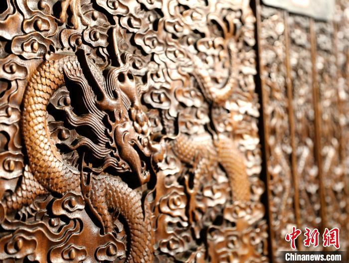 圖為青海永錄民俗博物館內珍藏的中式家具細節展示。　薛蒂 攝